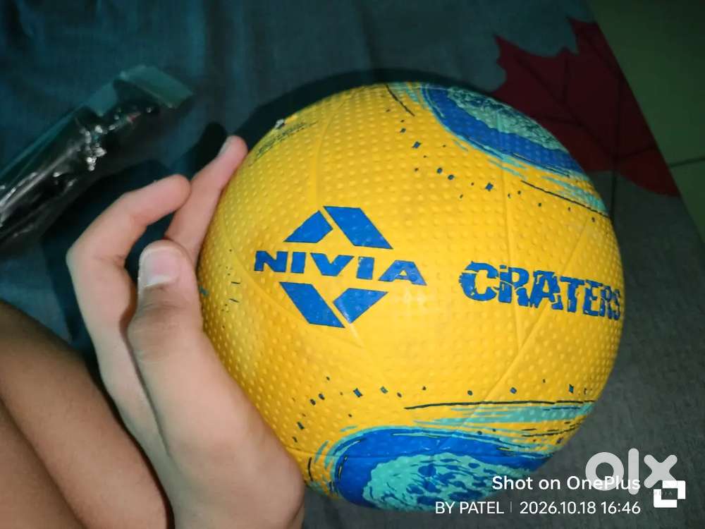 Nivia craters volleyball with pump