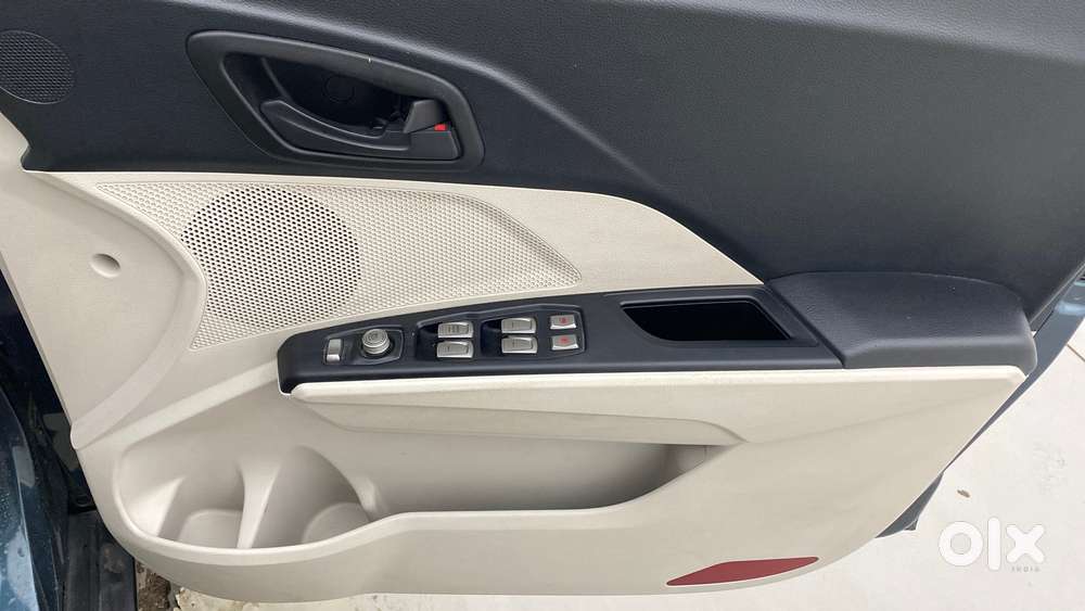 Mahindra Xuv300 1.2 W6 Amt Petrol, 2021, Petrol