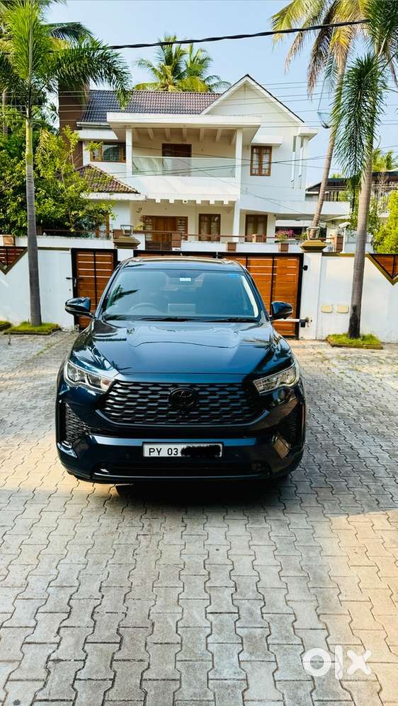 Toyota Innova Hycross