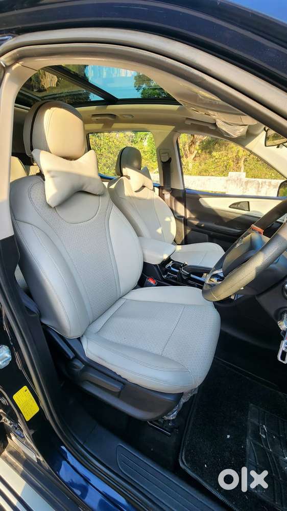 Mahindra Xuv700 2.2 Ax 5 Diesel At Str, 2022, Diesel