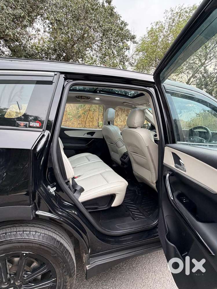Mahindra Xuv700 2.0 Ax 5 Petrol Mt 7 Str, 2025, Petrol