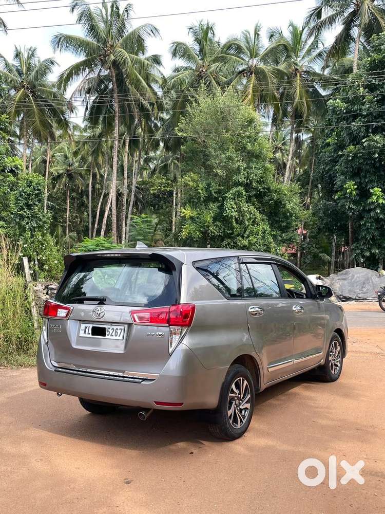 Toyota Innova Crysta 2.7v Mt, 2022, Petrol