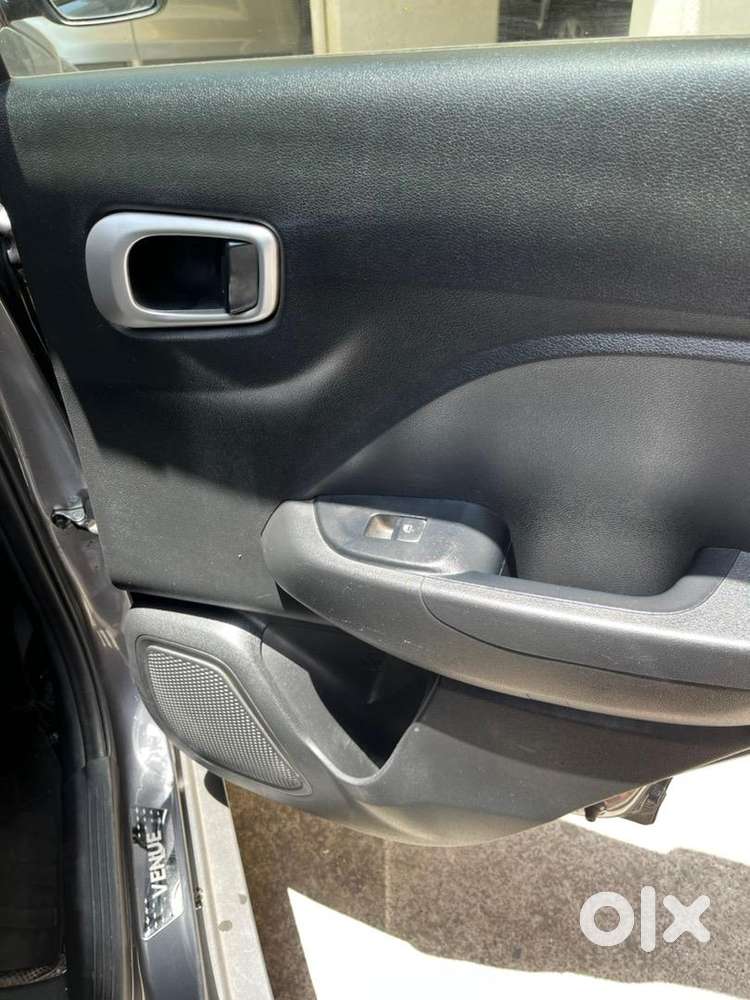 Hyundai Venue 2022 Petrol 25800 Km Driven