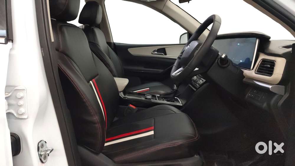 Mahindra Xuv700 2.0 Ax 7 Petrol Mt Str, 2025, Petrol