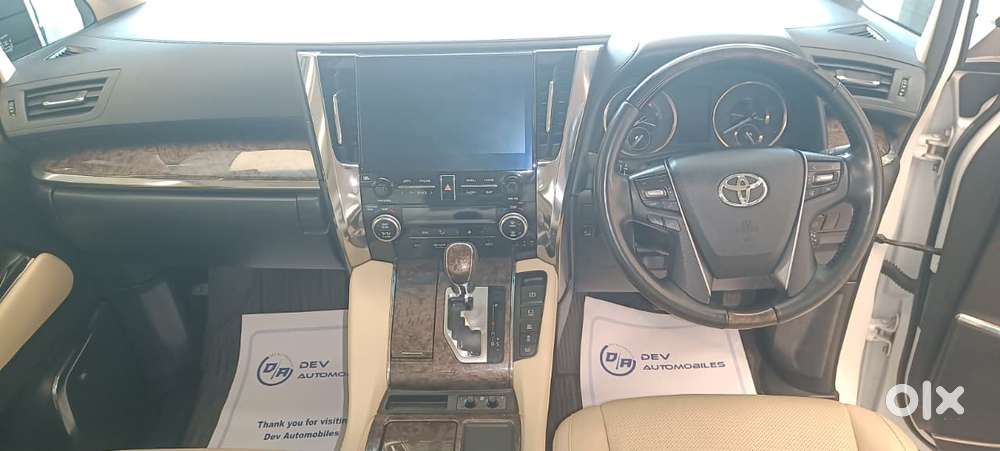 Toyota Vellfire 2.5 Executive Lounge, 2021, Cng & Hybrids