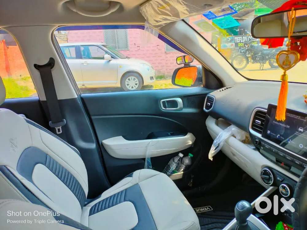 Hyundai New Venues 2023 Petrol 32800 Km Driven