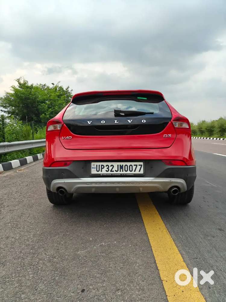 Volvo V40 Luxurious Car Segment