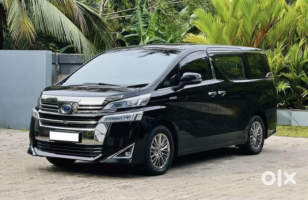 Toyota Vellfire 2.5 Executive Lounge, 2023, Cng & Hybrids