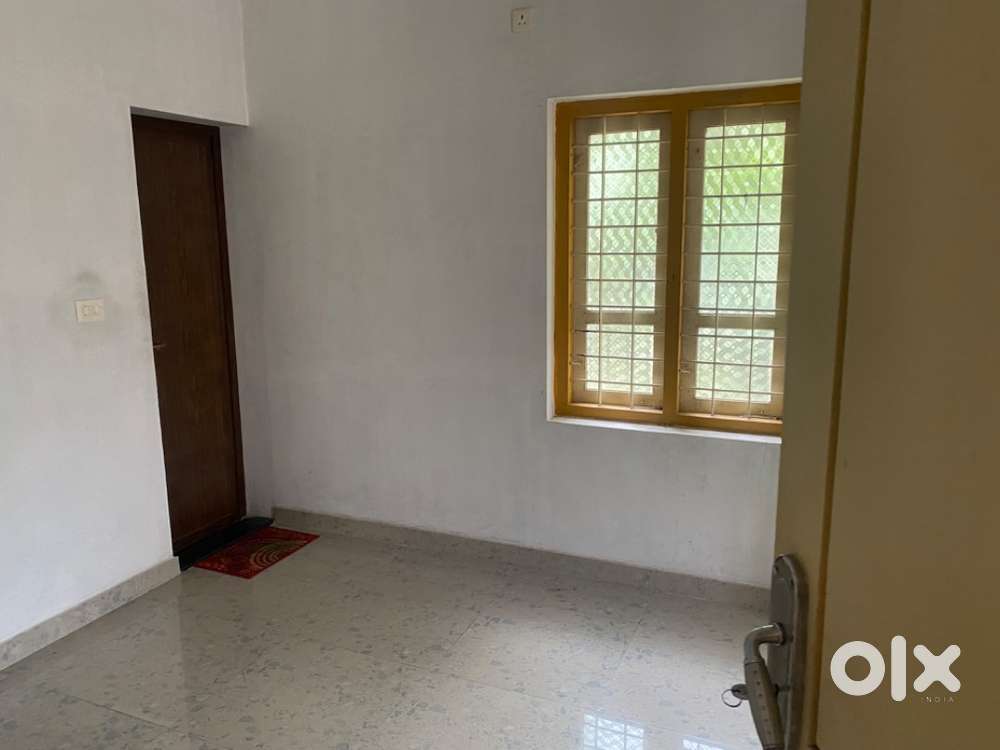3 BHK house at Puthenkavu with extra study room and balcony For Rent