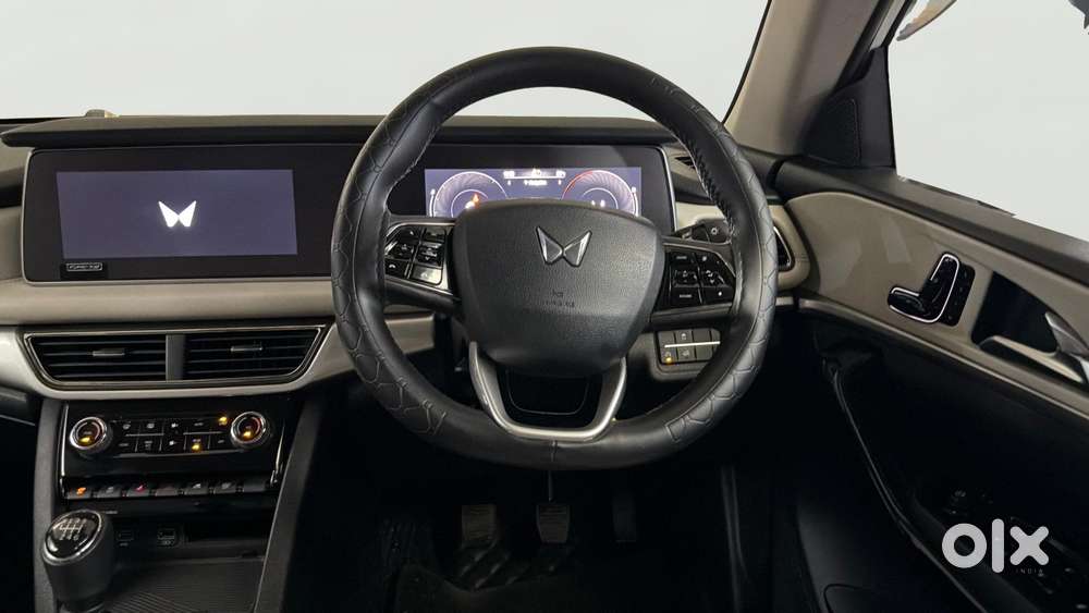Mahindra Xuv700 2.0 Ax 7 Petrol Mt Str, 2025, Petrol