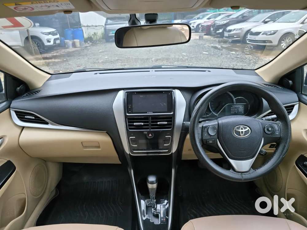 Toyota Yaris V Cvt, 2018, Petrol