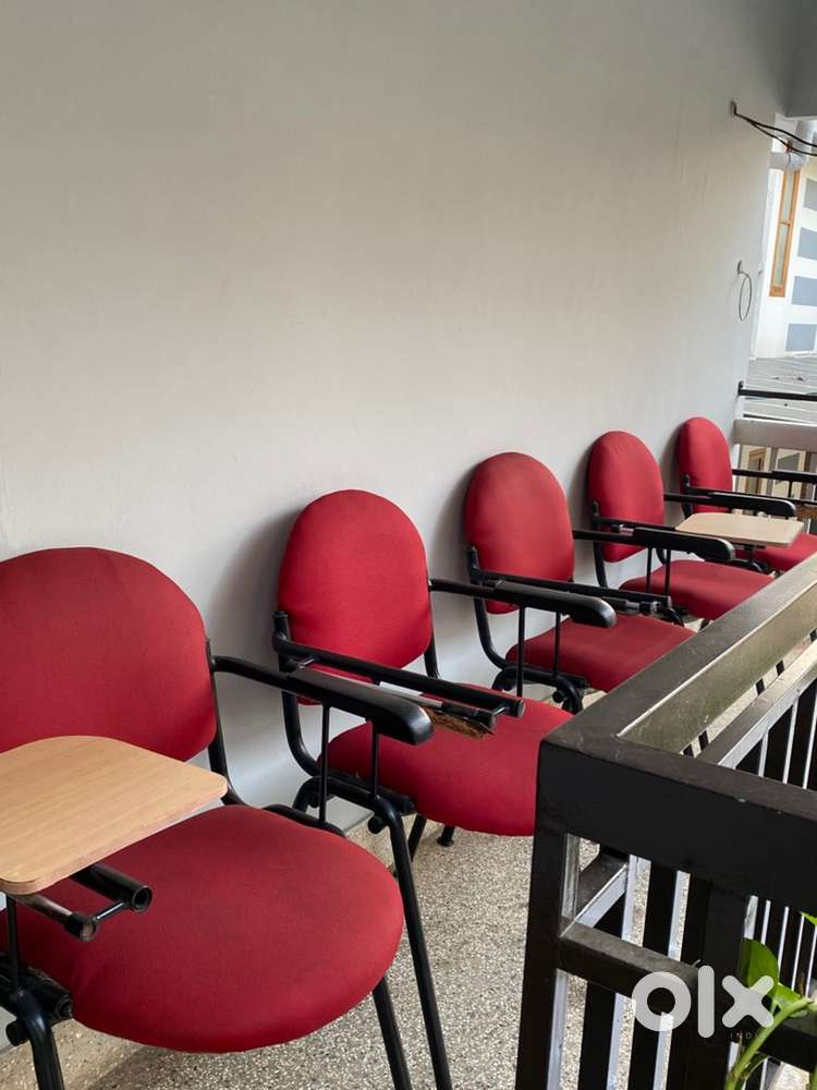 Excecutive table n 10 cutioned chairs