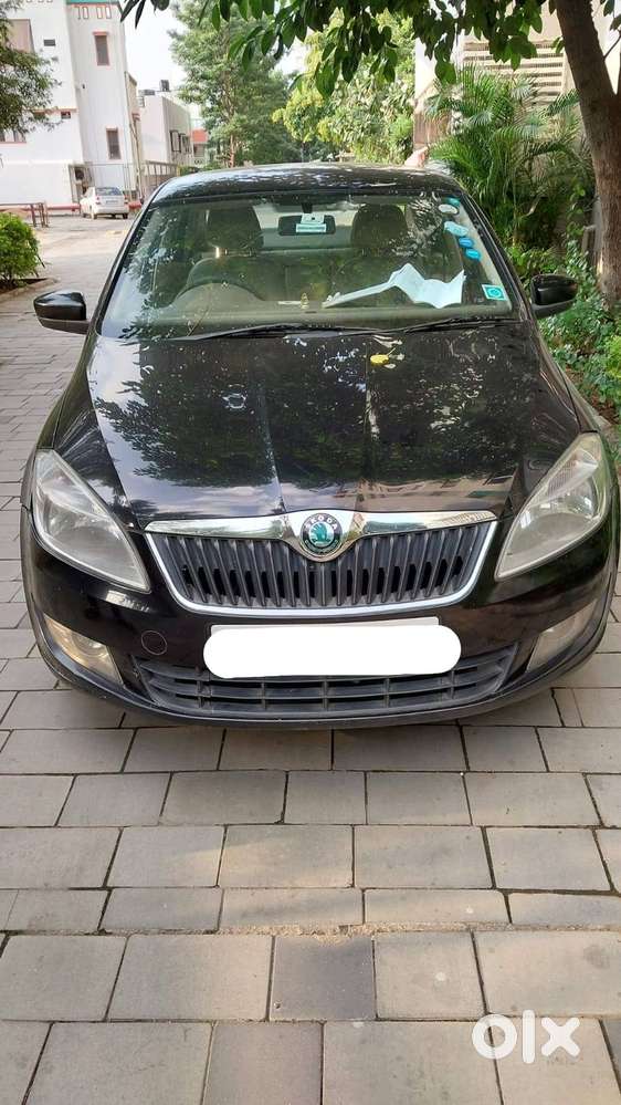 Skoda Rapid -1.6 Tdi Elegance-cr - Black