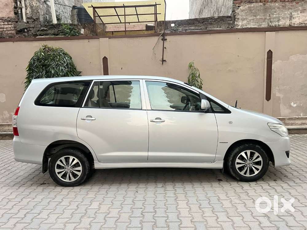 Toyota Innova 2.5 G Diesel  1.05 Lakh Km  Full Toyota Service Record