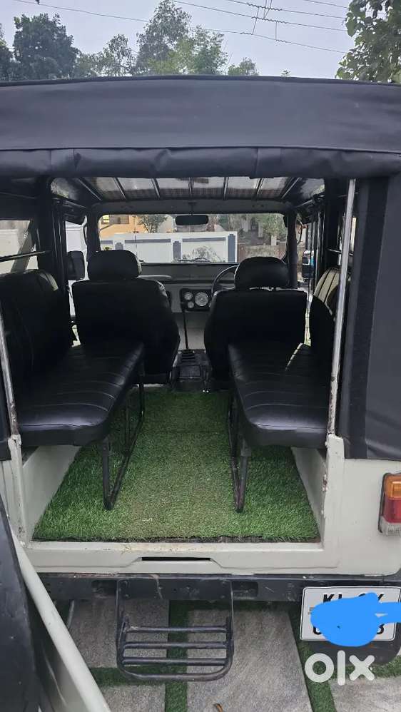 2000 Mahindra Jeep