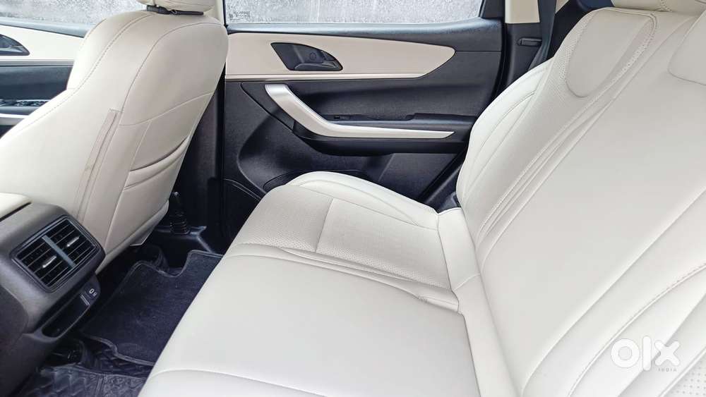 Mahindra Xuv700 2.0 Mx Petrol Mt 5 Str, 2024, Petrol