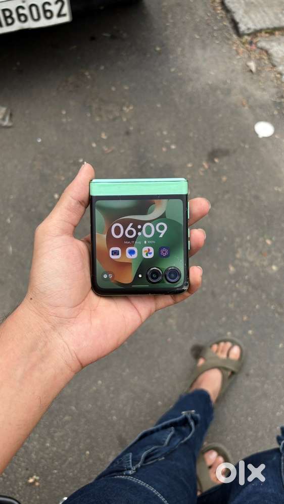 Motorola razr flip 12gb ram and 256gb variant