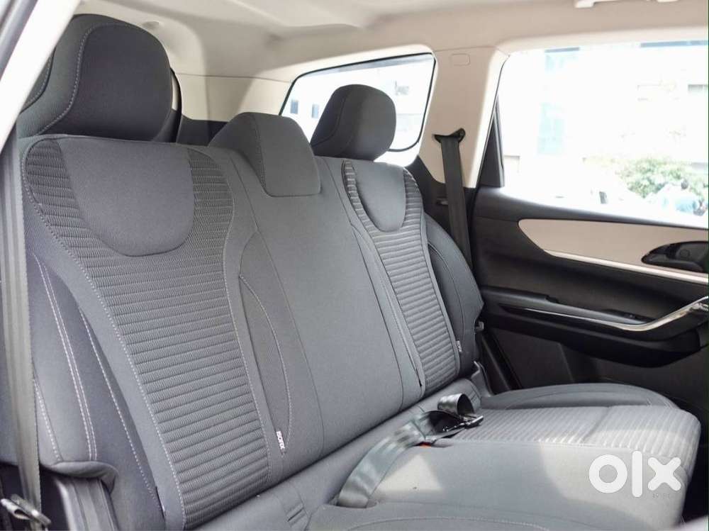 Mahindra Xuv700 Ax 5 Petrol Mt Str (e), 2022