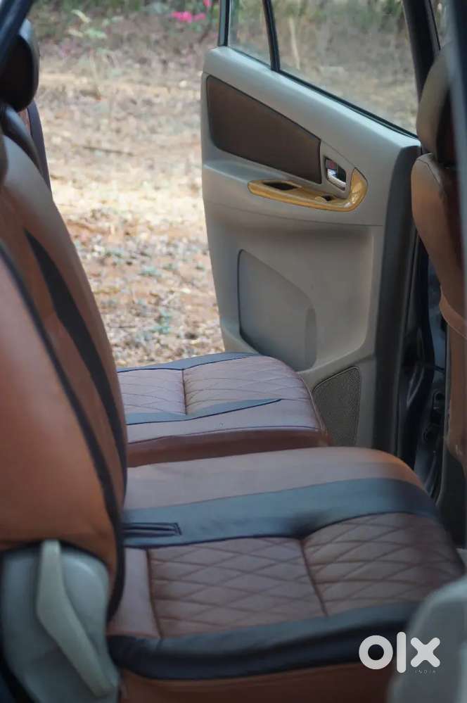 Toyota Innova 2.5v 8 Seater Diesel Engine Top Model For Sale