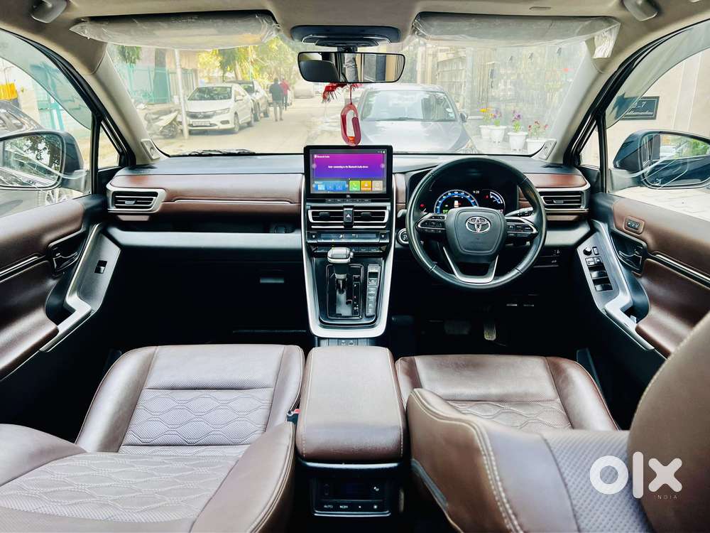 Toyota Innova Hycross