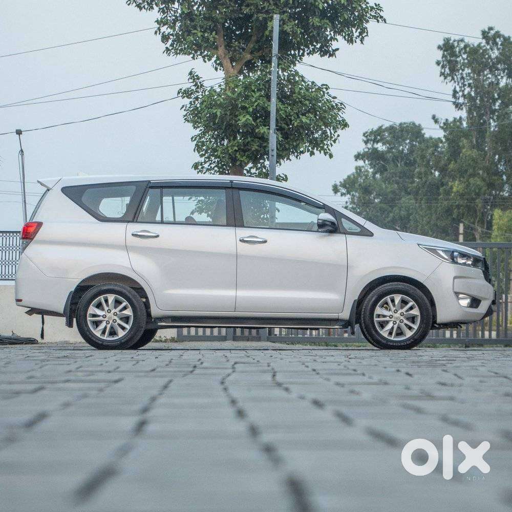 Toyota Innova Crysta 2.4 G Mt, 2023, Diesel