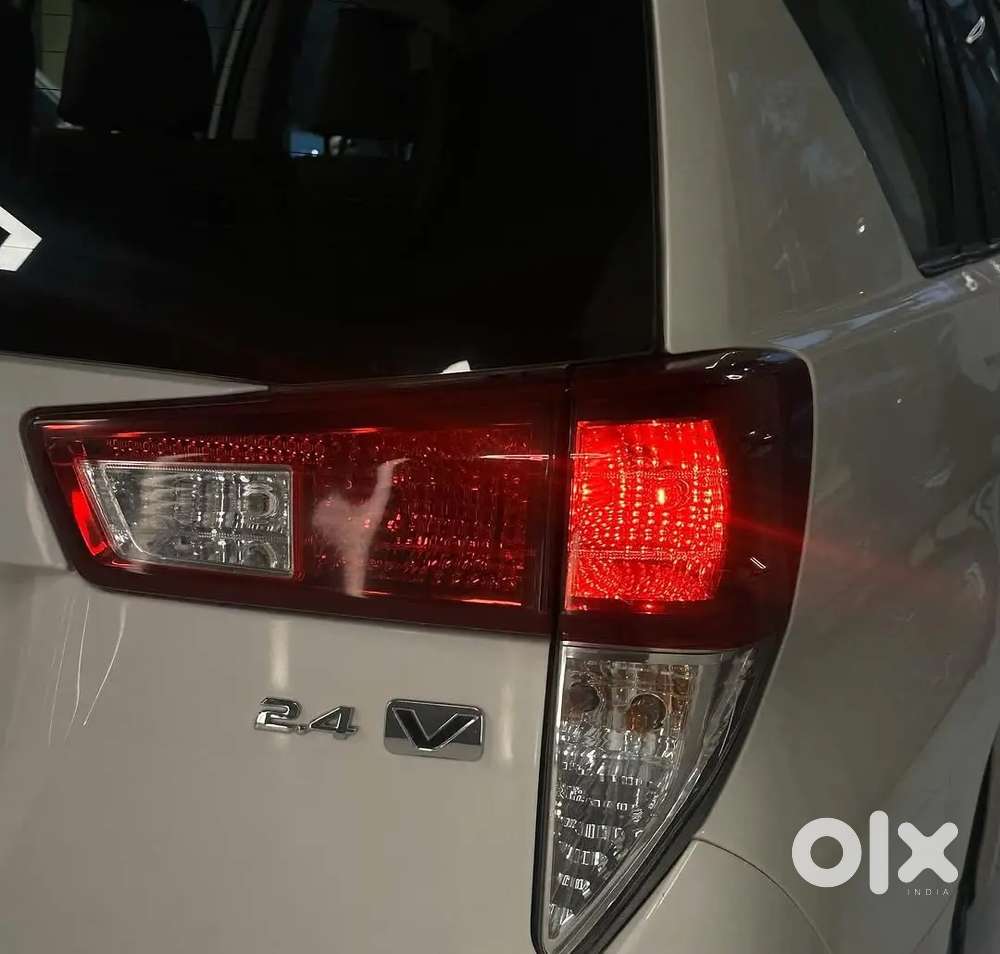 Toyota Innova Crysta 2.4 V 2016