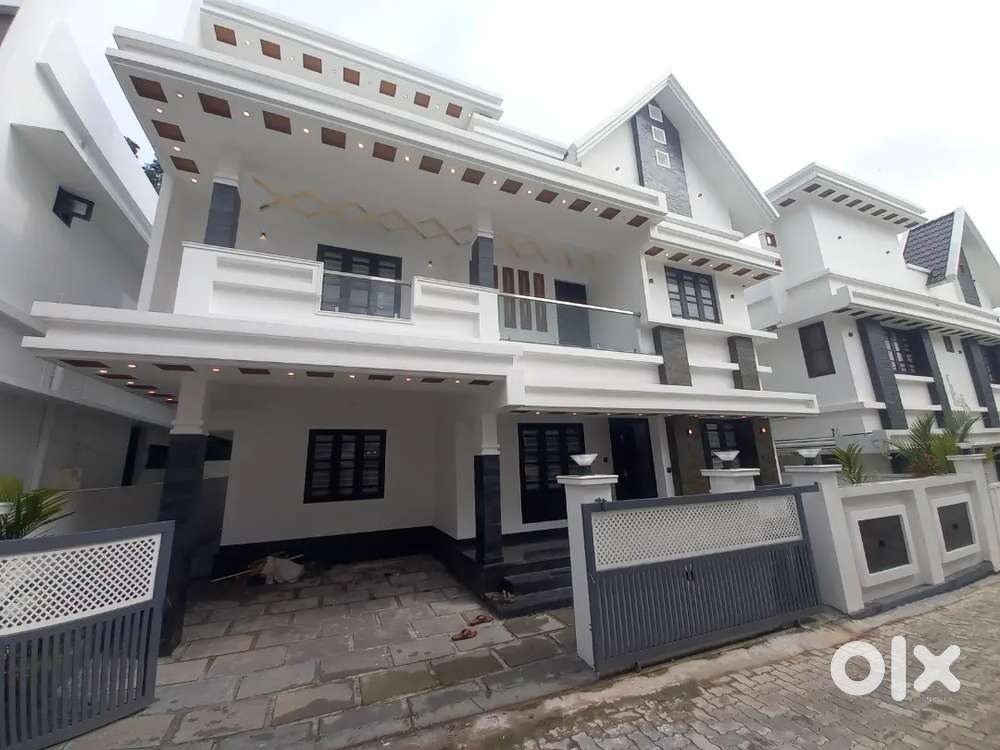 Bus route facing 3 Bhk villa kakkanad Kizhakkambalam For Sale Houses