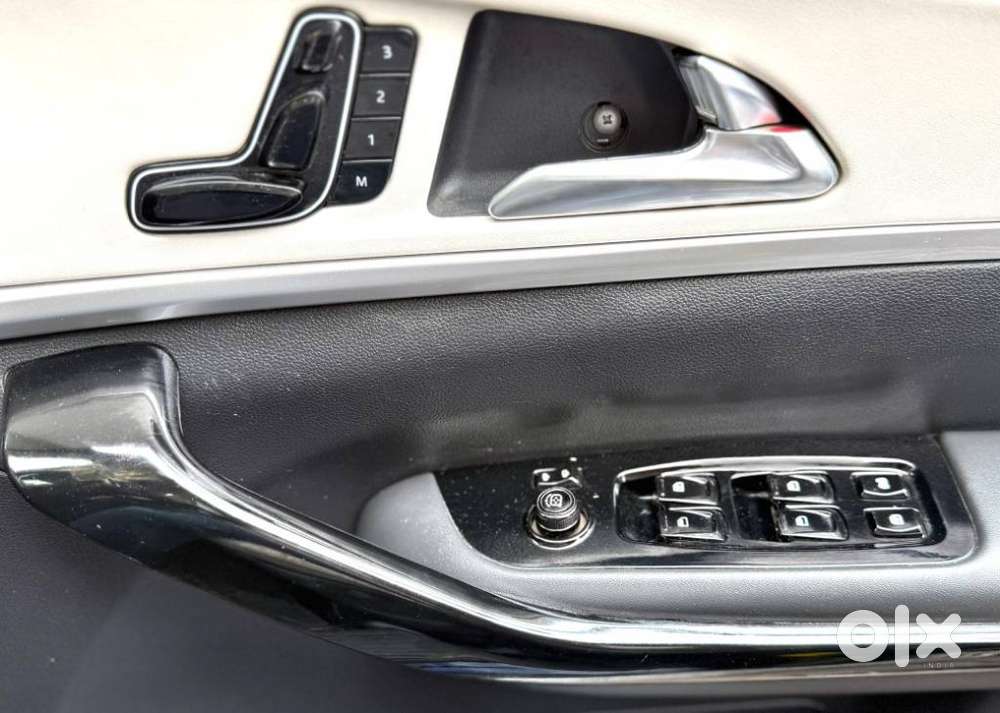 Mahindra Xuv700 2.2 Ax 7 Diesel At Luxury Pack Str Awd, 2022, Diesel