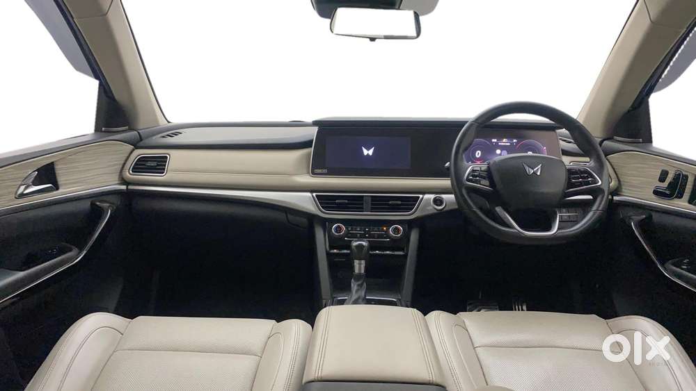 Mahindra Xuv700 2.0 Ax 7 Petrol Mt Str, 2021, Petrol