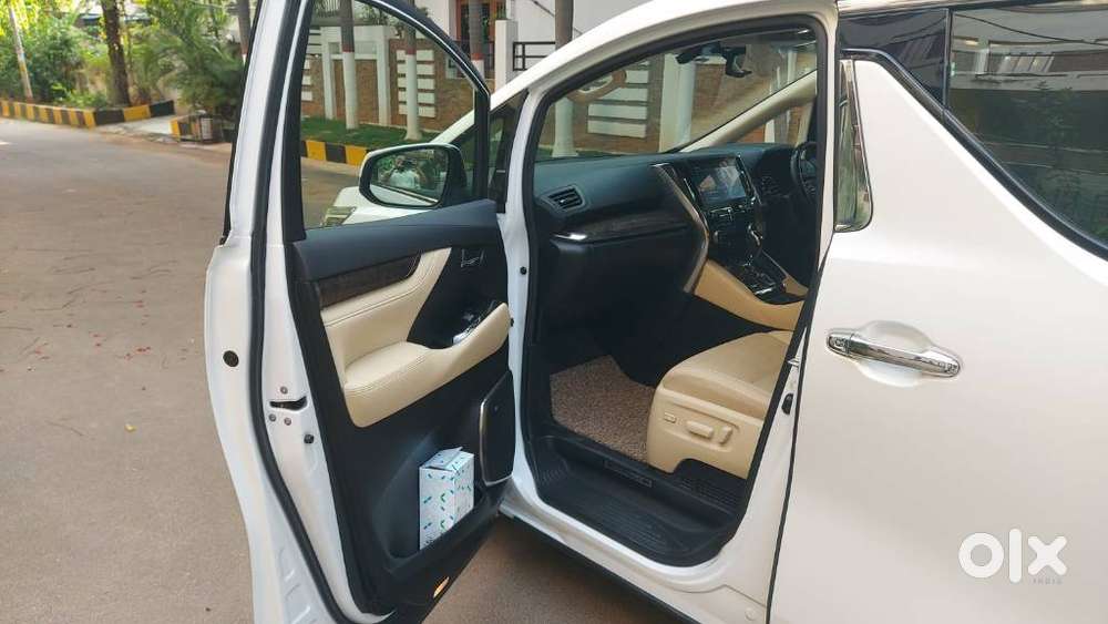 Toyota Vellfire 2.5 Executive Lounge, 2023, Cng & Hybrids