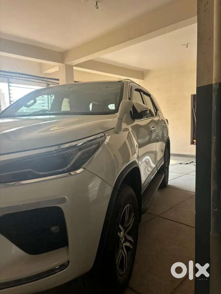 Toyota Fortuner Legender 2022 Showroom Track