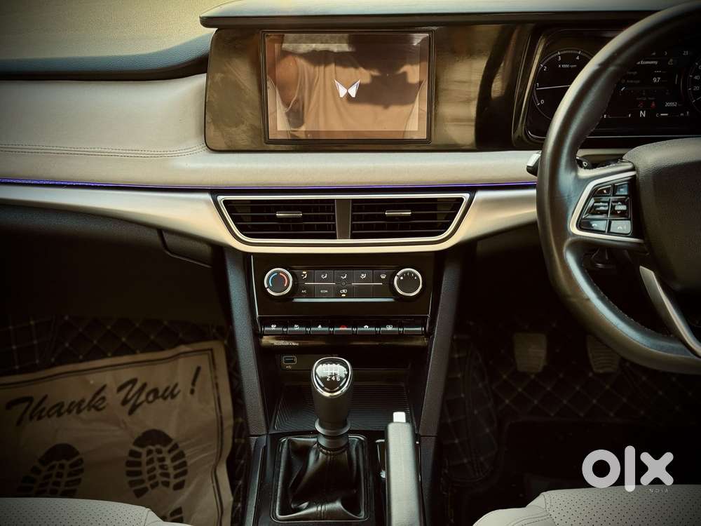 Mahindra Xuv700 2.0 Mx Petrol Mt 5 Str, 2024, Petrol