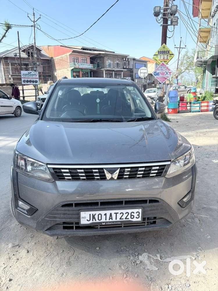Mahindra Xuv300 2023 Petrol Well Maintained