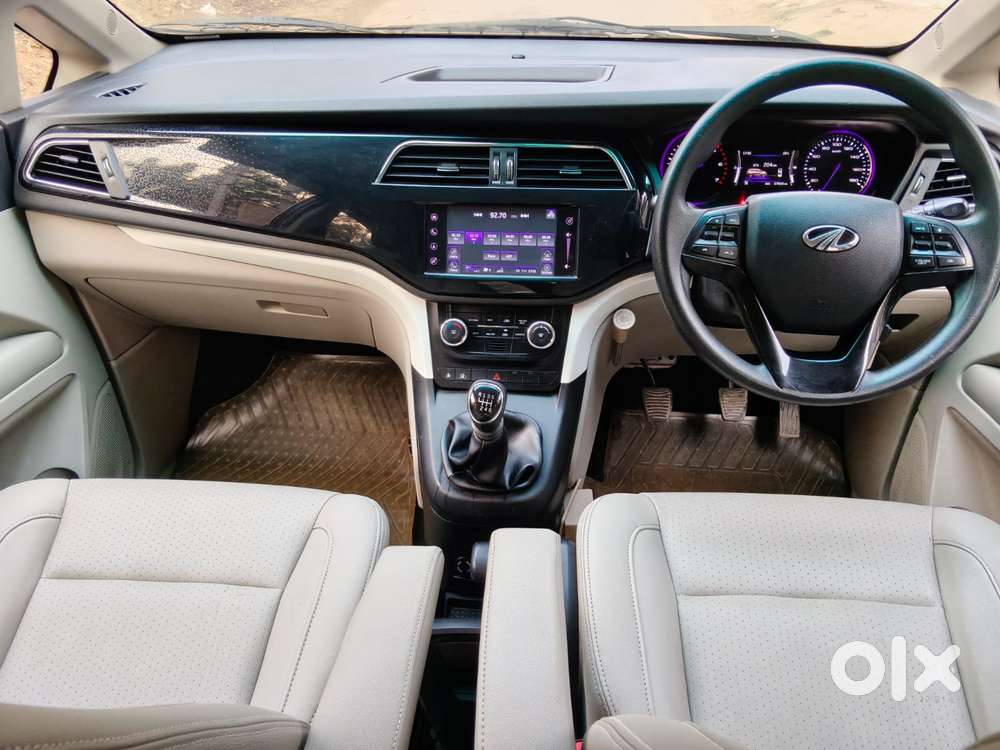 Mahindra Marazzo M8, 2018, Petrol