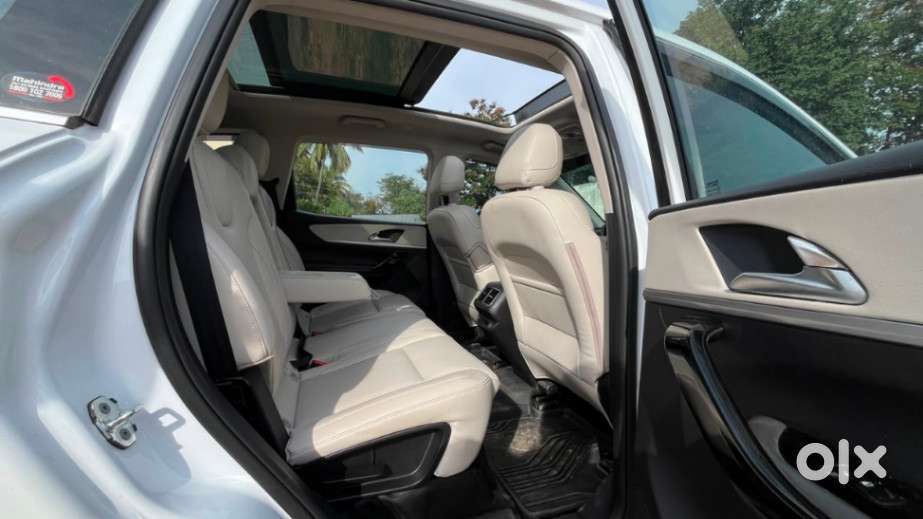 Mahindra Xuv700 2.0 Ax 7 Petrol At Str, 2024, Petrol
