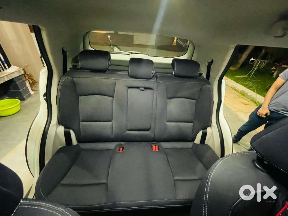 Mahindra Xuv300 Petrol 21000 Km Driven