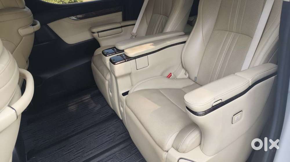 Toyota Vellfire 2.5 Executive Lounge, 2021, Petrol