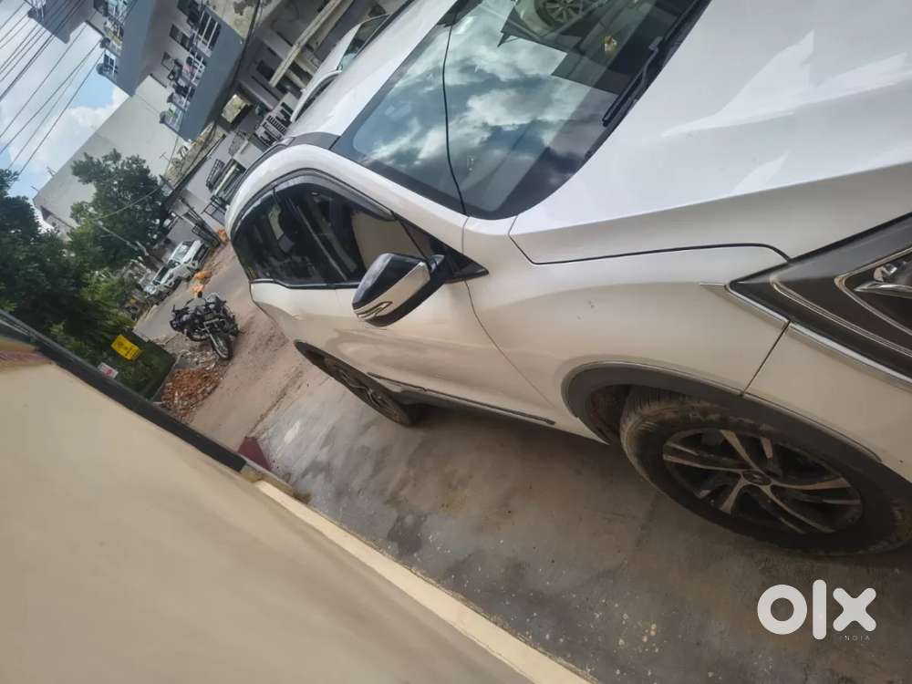 Mahindra Xuv700 2.0 Mx Petrol Mt 5 Str, 2022, Petrol