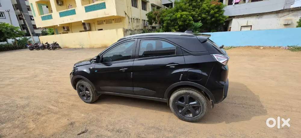 Tata Nexon EV XZ PLUS LUX DARK EDITION - Photo 3