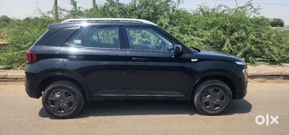 Hyundai Venue 2025 Petrol 4000 Km Driven