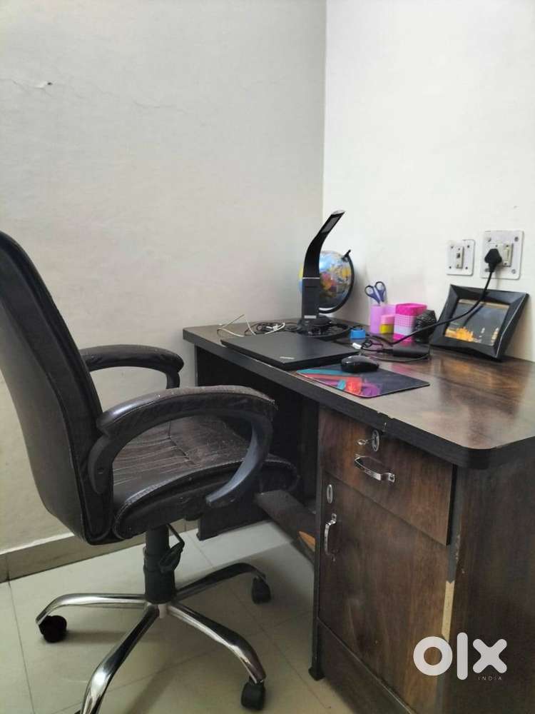 Study table store chair olx