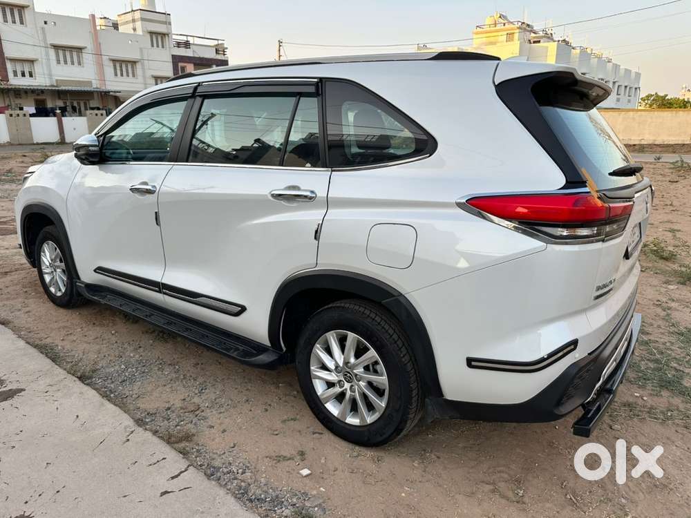 Toyota Innova Hycross-gx(o) 2025 (non-hybrid) Petrol 7000 Km Driven