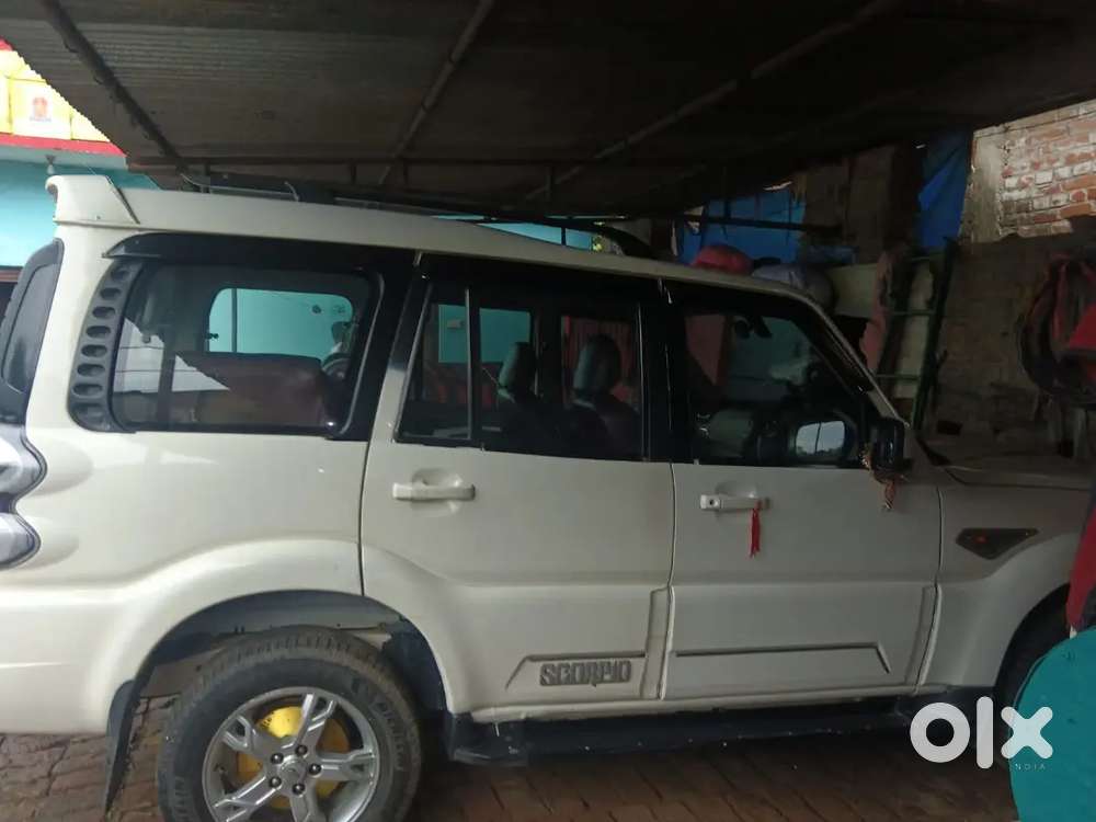 Mahindra Scorpio S10  2015