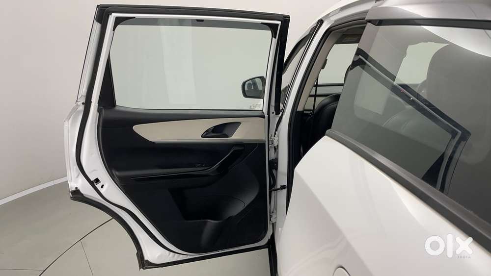 Mahindra Xuv700 2.2 Ax 5 Diesel At 7 Str, 2023, Diesel