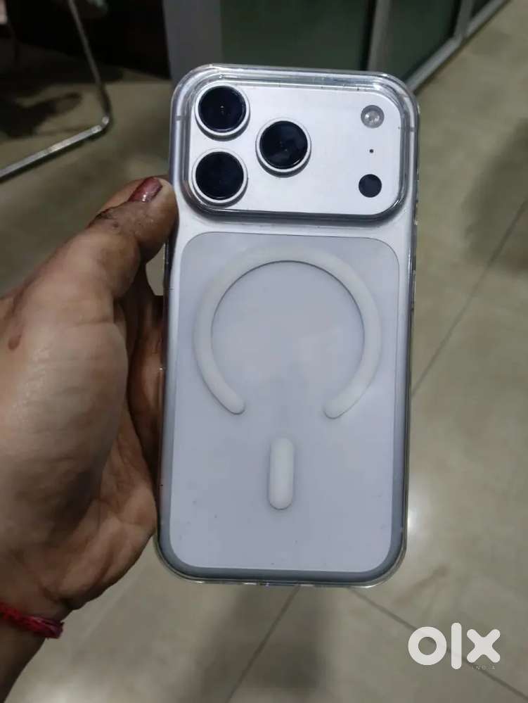 Selling my 5 months old, iPhone 17 pro silver colour/-Need urgent mone