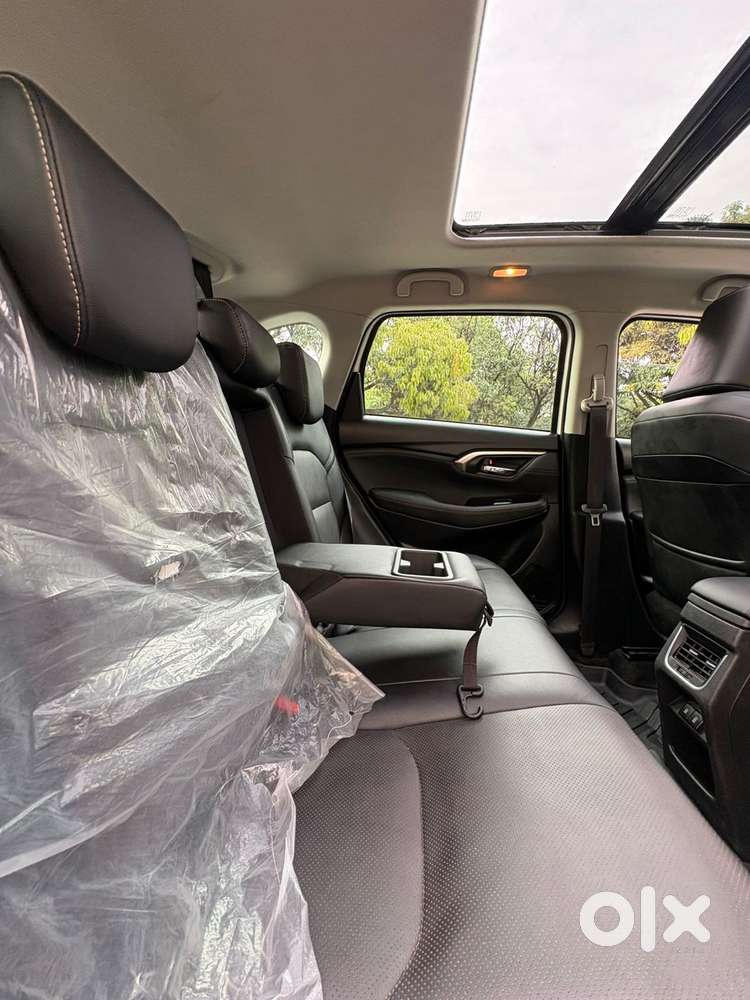 Maruti Suzuki Grand Vitara 1.5 Alpha Plus Intelligent Hybrid Ecvt, 2..