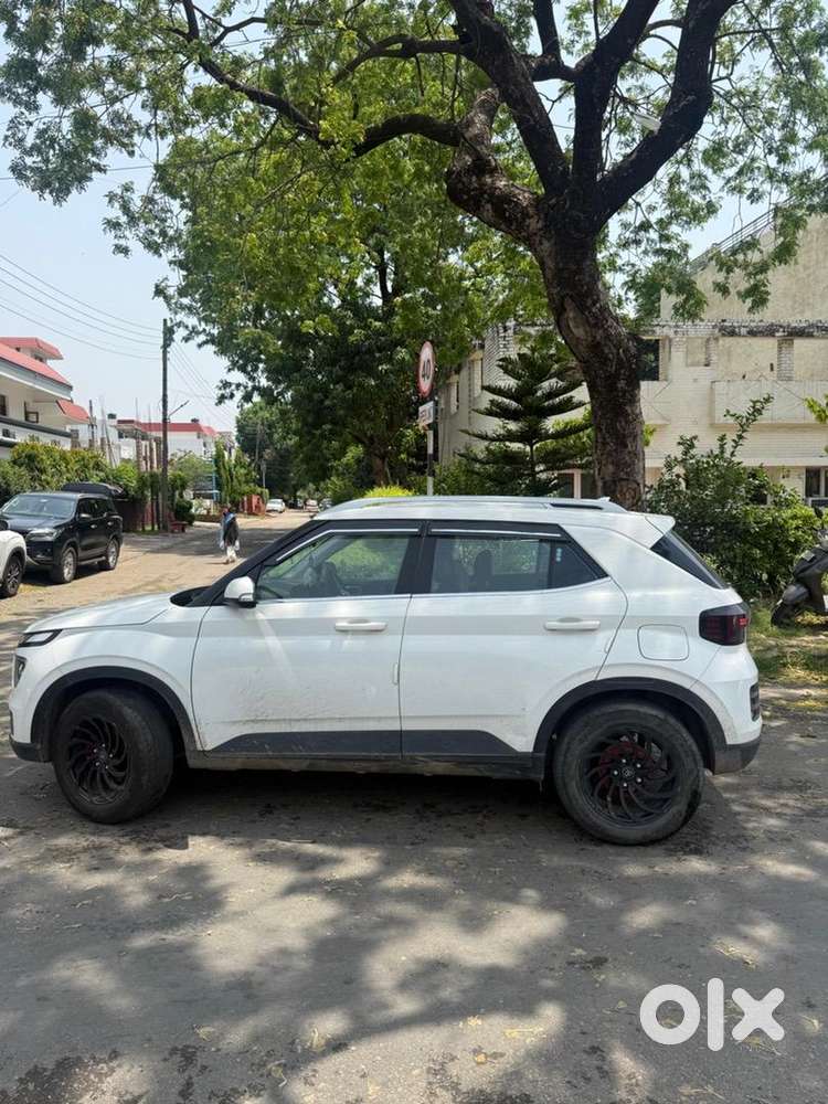 Hyundai Venue 2023 Petrol  Well Maintained