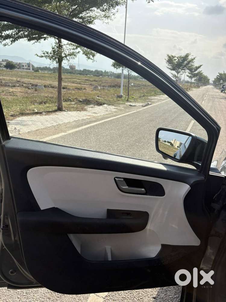 2025 Tata Altroz Xz Lux 1.2 Petrol  21,543 Km  1st Owner