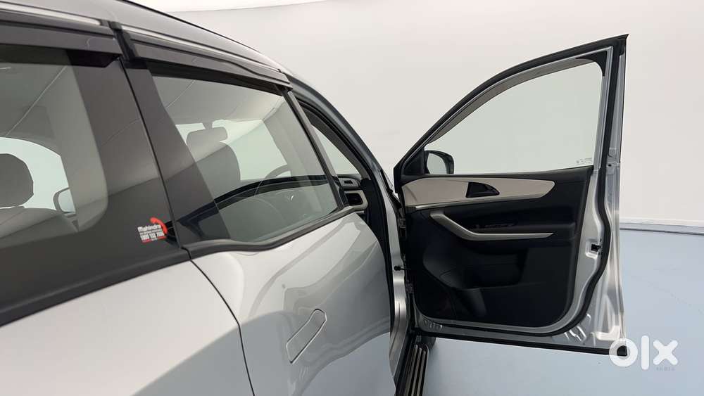 Mahindra Xuv700 2.0 Ax 3 Petrol At 5 Str, 2021, Petrol