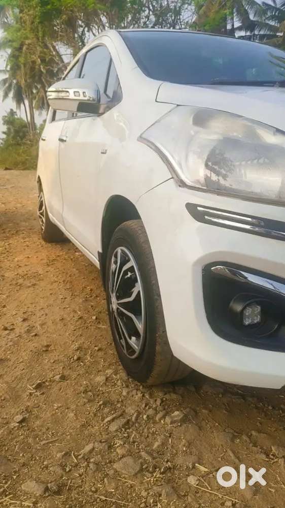 Maruti Suzuki Ertiga 2017 Diesel 140000 Km Driven Yellow Brod